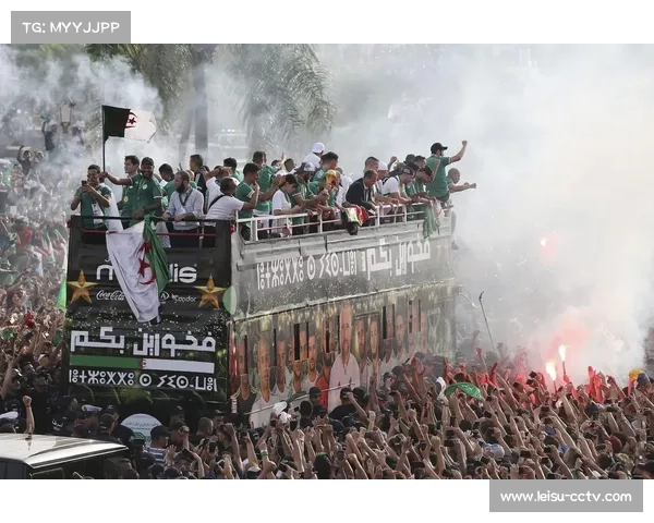 德尔普拉托头球破门后，帕尔马球迷热烈庆祝